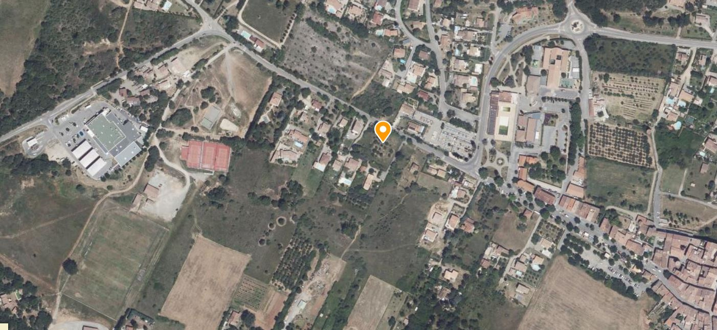 Parcelle de 1512m2 en plein centre de Régusse
